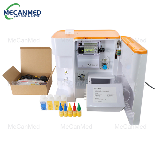 Електролитен анализатор MECANMED, показващ вътрешни компоненти, с пакет реагенти и аксесоари, на бял фон.
