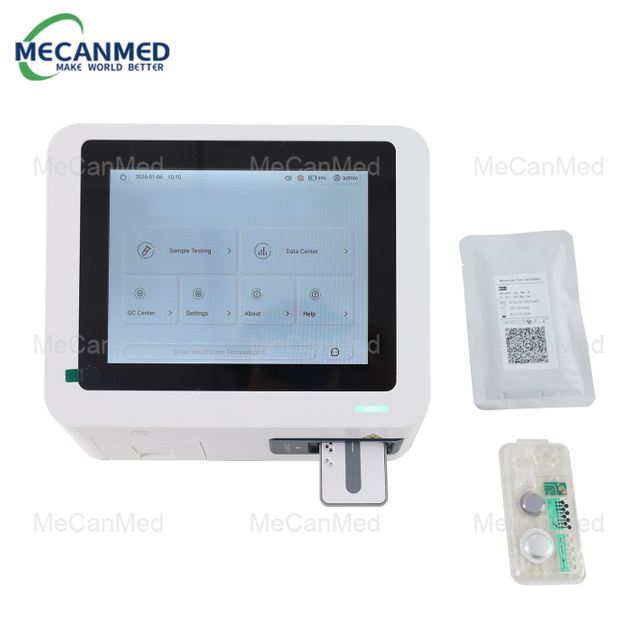 MECANMED બ્લડ ગેસ વિશ્લેષક એકમ જેમાં પરીક્ષણ કારતૂસ અને પેકેજિંગ સહિતની એક્સેસરીઝ છે, જે સફેદ પૃષ્ઠભૂમિ પર પ્રદર્શિત થાય છે.
