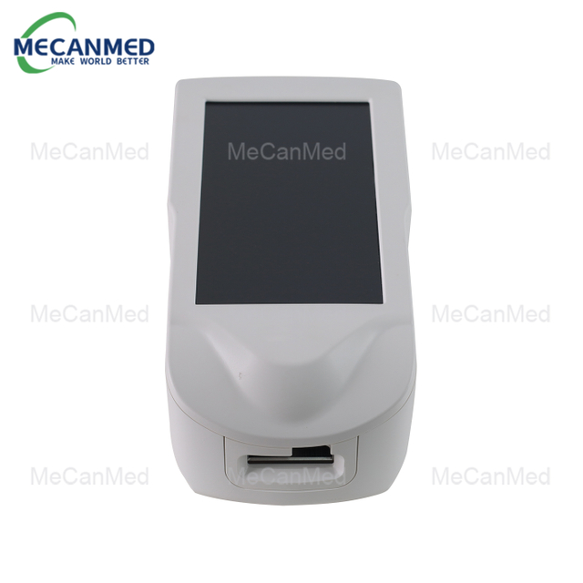 Изглед отпред на бял преносим електролитен анализатор MECANMED с голям дисплей и слот за тестова касета.